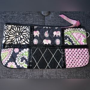 Preowned Vera Bradley wristlet/missing‎ strap